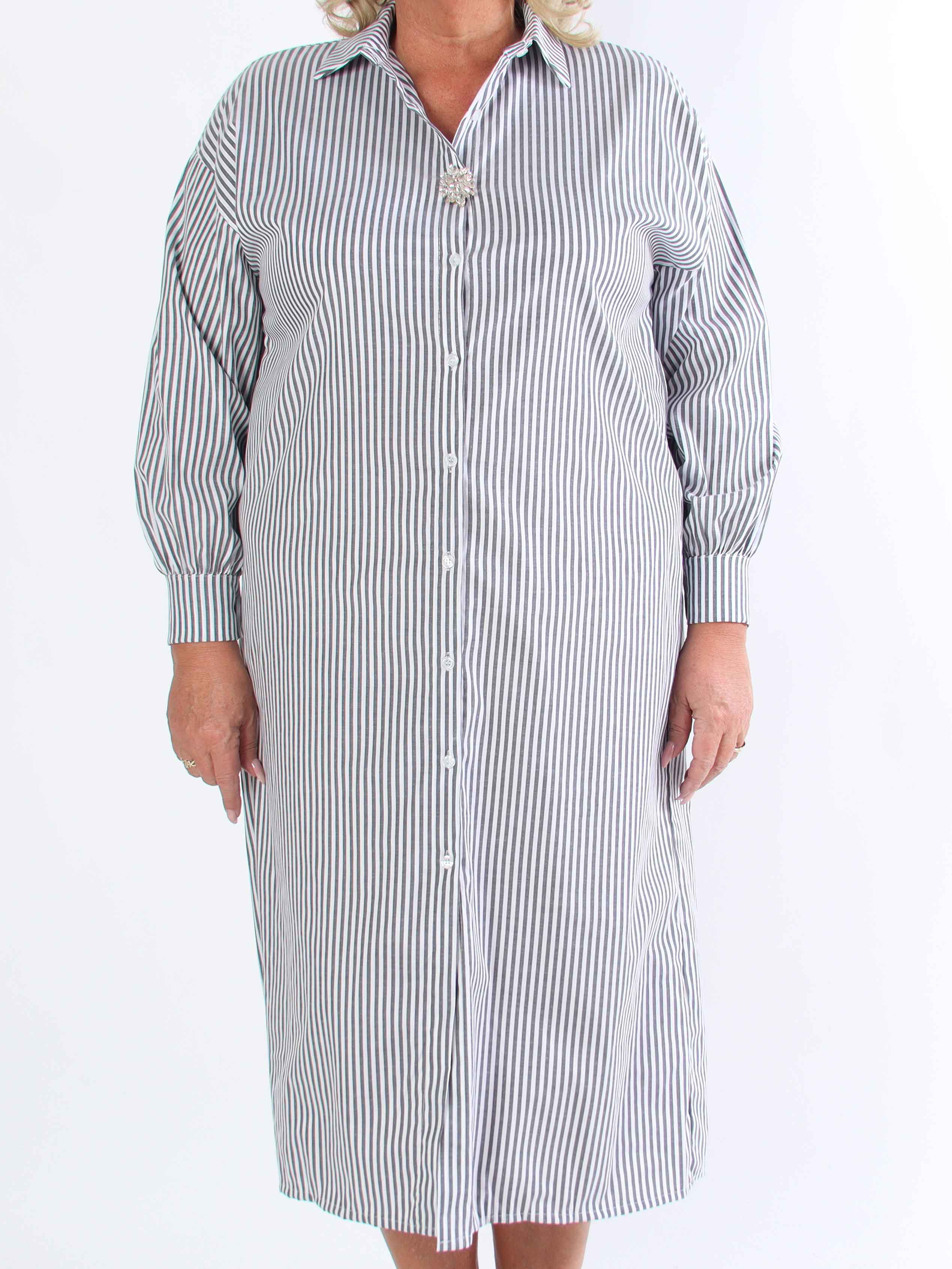 Raizal - Plus size stribet skjortekjole i viskose med en broche